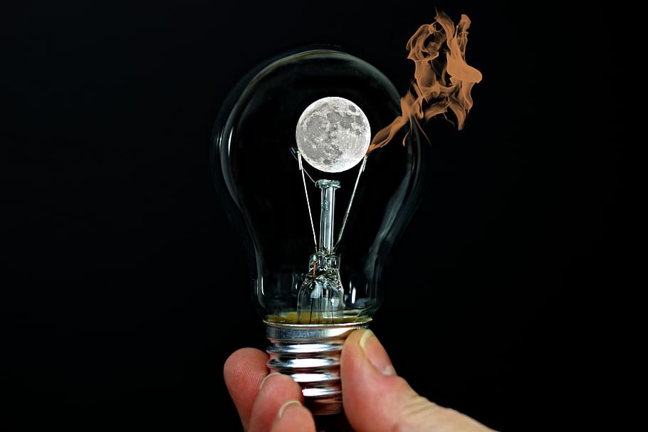 lâmpada, mão, lua, manter, idéia, energia, leve, pera, inspiração, fundo, Preto, elétrico, inteligência, fantasia, vidro, símbolo, iluminação, mão humana, segurando, fundo preto, parte do corpo humano, tiro do estúdio, dentro de casa, uma pessoa, dedo, vidro - material, dedo humano, pessoa irreconhecível, parte do corpo, equipamento de iluminação, fechar-se, transparente, perspectiva pessoal, bebida, 5K