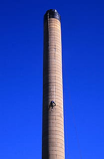 turnul maro, cărămidă, arhitectură, clădire, turn, monument, coloană, stâlp, plantă, vegetație, tufiș, obelisc, transport, avion, vehicul, avion de pasageri, avioane, turlă, clopotniţă, turnul de control, în aer liber, cer, albastru, cer senin, vedere unghiulară joasă, construită, spațiu copie, exteriorul clădirii, zi, natură, industrie, fabrică, lumina soarelui, înalt - înalt, stack de fum, nici o persoana, 2K, CC0, domeniu public, fără drepturi de autor
