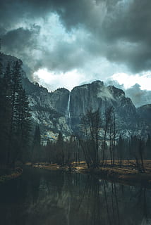 lago, roccioso, montagna, scogliera, nuvoloso, buio, tempesta, acqua, albero, Yosemite, notte, stella, cielo, voglia di girovagare, Esplorare, viaggio, avventura, lunatico, californio, foresta, freddo, inverno, natura, paesaggio, Paesaggi, all'aperto, bellezza nella natura, roccia - oggetto, picco di montagna, dolomiti, catena montuosa, fiume, riflessione, estate, nuvola - cielo, colore verde, Parco Nazionale Yosemite, punto di riferimento nazionale, nessuno, valle, Alpi europee, posto famoso, blu, turismo, scena tranquilla, Cloudscape, 5K, CC0, dominio pubblico, privo di copyright