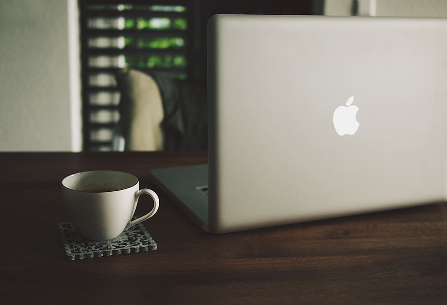 poma, MacBook, portàtil, ordinador, tecnologia, negocis, oficina, fusta, escriptori, cafè, tassa, muntanya russa, taula, tassa de cafè, beure, menjar i beguda, refresc, a l'interior, natura morta, cap gent, cafè - beguda, material de fusta, dia, primer pla, centrar-se en primer pla, frescor, te, tassa de te, vaixella, 1080P