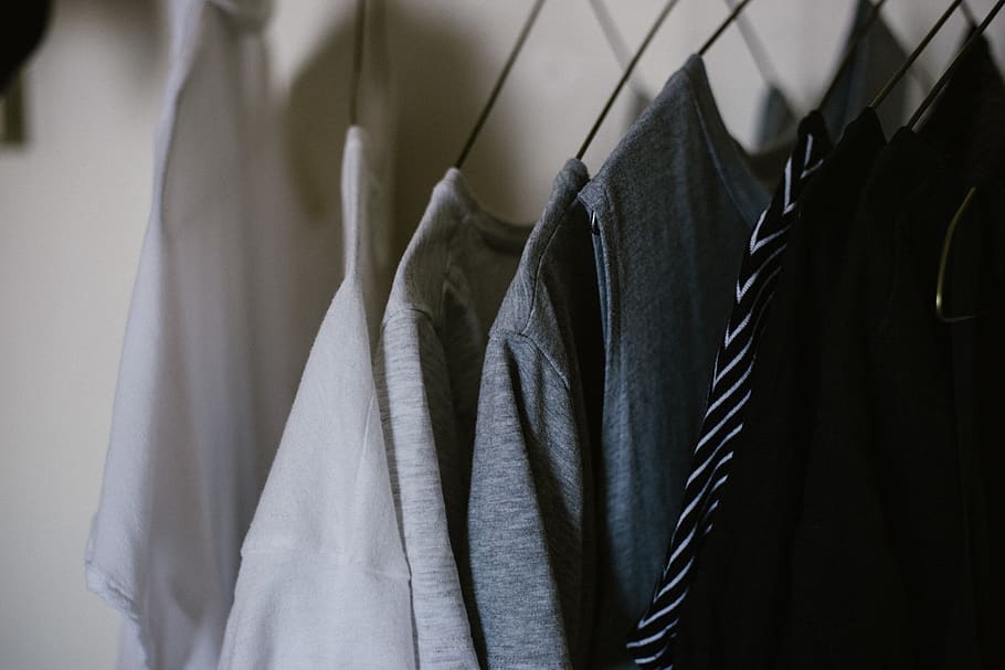 vestiti a colori assortiti, capi di abbigliamento, sospeso, appendiabiti, tessile, scelta, variazione, in casa, nessuno, cremagliera, camicia button down, moda, di fila, guardaroba, giacca, ordine, mobilia, avvicinamento, memorizzare, indumento, 5K