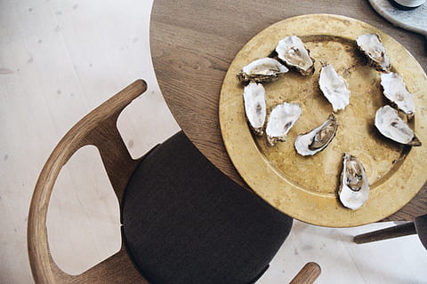 alb clapetă, vedere în unghi mare, lemn - material, alimente, în interior, masa, mancare si bautura, nici o persoana, direct deasupra, hârtie, tăiere bord, prospeţime, produs lactat, natură moartă, ustensile de bucatarie, mănâncă ustensile, linguriţă, echipamente de uz casnic, a închide, zi, camera de zi, mancare frantuzeasca, 2K, CC0, domeniu public, fără drepturi de autor