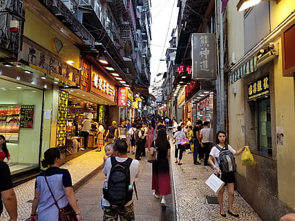 Macau, Edificio Meng Wai, Straße, Gehen, Macao, Exappiah, Menschen, gebaute Struktur, die Architektur, Gebäudehülle, Stadt, echte Menschen, Gruppe von Leuten, Lebensstile, Männer, Frau, Erwachsene, Freizeitbeschäftigung, Menge, Stadt leben, Markt, Geschäft, Gebäude, draußen, 4K, CC0, gemeinfrei, lizenzfrei
