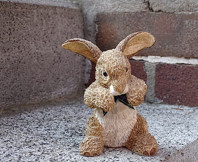 Hase, Osterhase, süß, dekohase, Ostern, Zahl, Spielzeug, Plüschtier, Tierdarstellung, Darstellung, Teddybär, keine Leute, Tier, Säugetier, Tierthemen, Tag, Kaninchen - Tier, Spielzeugtier, Urlaub, Nahansicht, Fokus auf den Vordergrund, braun, Haustiere, Weichheit, 4K, CC0, gemeinfrei, lizenzfrei