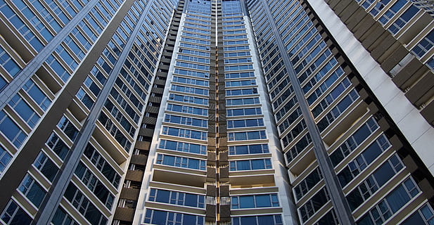 die Architektur, Gebäude, Infrastruktur, Struktur, Einrichtung, Wohnung, Fenster, Eigentumswohnung, Hotel, gebaute Struktur, Gebäudehülle, Flachwinkelansicht, Stadt, Bürogebäude außen, Büro, Wolkenkratzer, modern, keine Leute, Vollbild, Tag, Glas - Material, große Höhe, draußen, Hintergründe, Muster, Geschäft, Finanzviertel, 4K, CC0, gemeinfrei, lizenzfrei