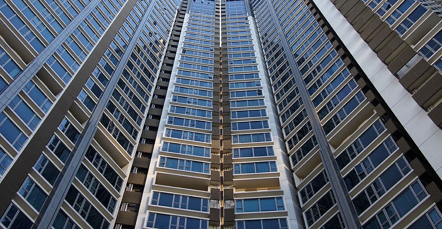 arquitectura, edifici, infraestructura, estructura, establiment, apartament, finestres, condomini, hotel, estructura construïda, exterior de l'edifici, vista d’angle baix, ciutat, exterior d’edifici d’oficines, finestra, oficina, gratacels, modern, cap gent, marc complet, dia, vidre - material, alta - alta, a l'aire lliure, fons, patró, negocis, districte financer, 4K