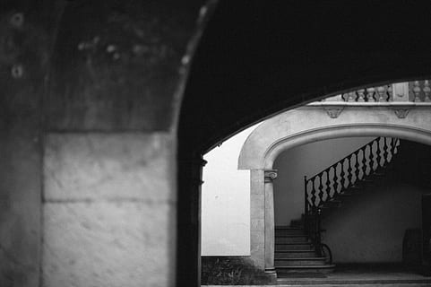 casa di cemento grigio, ringhiera, corrimano, architettura, costruzione, scala, arcuato, arco, in casa, interior design, cripta, corridoio, passerella, sentiero, pietra da lastrico, mobilia, divano, cuscino, seminterrato, camera, struttura costruita, nessuno, colonna architettonica, caratteristica della parete, assenza, giorno, il passato, storia, natura, destinazioni di viaggio, portico, calcestruzzo, 4K, CC0, dominio pubblico, privo di copyright
