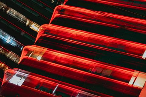 luce led rossa, luce, neon, urbano, costruzione, città, mezzi di trasporto, veicolo, treno, cittadina, metropoli, architettura, laser, edificio per uffici, notte, colore, diagonale, linea, rosso, astratto, bagliore, nessuno, esterno dell'edificio, struttura costruita, Inquadratura dal basso, illuminato, inclinazione, attrezzatura per l'illuminazione, sfondi, all'aperto, movimento, attività commerciale, destinazioni di viaggio, raggiante, fotogramma intero, 5K, CC0, dominio pubblico, privo di copyright
