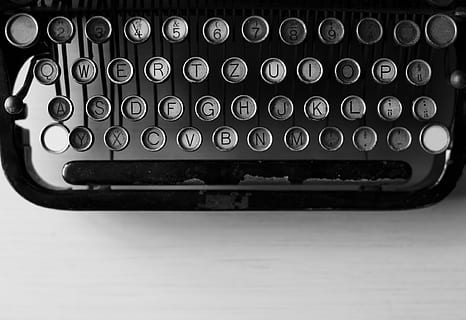 macchina da scrivere nera, alfabeti, scrivania, dispositivo, elettronica, attrezzatura, tastiera, macchina, monocromatico, numero, ufficio, stile, tecnologia, genere, macchina da scrivere, Vintage ▾, lavoro, in casa, lettera, natura morta, alfabeto, testo, avvicinamento, nessuno, comunicazione, vista dall'alto, lettera maiuscola, tavolo, in stile retrò, sceneggiatura occidentale, girato in studio, vecchio, antico, premi il bottone, tasto del computer, 1080P, CC0, dominio pubblico, privo di copyright