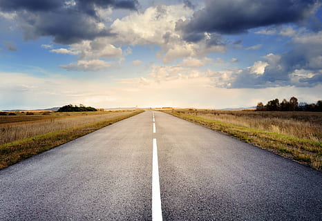 route asphaltée, nuageux, ciel, asphalte, des nuages, des champs, herbe, la nature, route, nuage - ciel, transport, direction, la voie à suivre, paysage, environnement, symbole, Point de fuite, signe, perspective décroissante, terre, scène tranquille, paysages - nature, personne, tranquillité, ligne de séparation, en plein air, tout droit, 1080P, CC0, domaine public, libre de droits