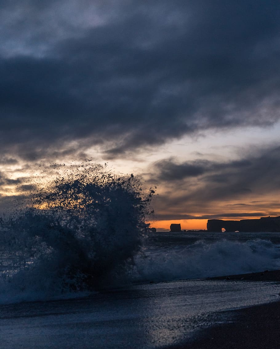 ones de mar, oceà, mar, aigua, naturalesa, a l'aire lliure, Islandia, posta de sol, onades del mar, reynisfjara, vespre, cel vermell, cel, alba, temps, llum solar, llum, flamarada, onades, fons de pantalla, sorra, núvol - cel, bellesa a la natura, escenics - natura, cap gent, arbre, color taronja, planta, escena tranquil·la, tranquil·litat, terra, moviment, cel dramàtic, poder a la natura, 4K