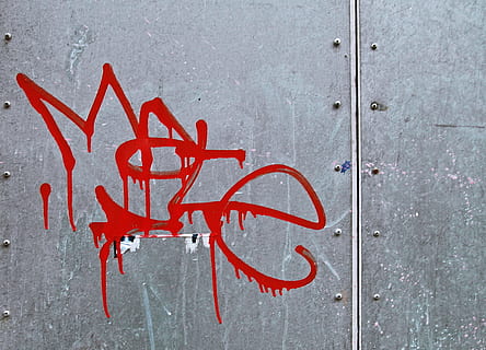 tekst, væg, etiket, graffiti, alfabet, beton, ord, maleri, vægmaleri, kunst, håndskrift, klistermærke, skab, beklædning, tøj, kalligrafi, stencil, frakke, overfrakke, apparat, rød, murbygningsfunktion, meddelelse, ingen mennesker, skilt, arkitektur, bygget struktur, dag, maling, by, Kunst og håndværk, vej, tæt på, vestlige script, sikkerhed, kreativitet, grå, bygning udvendig, udendørs, 2K, CC0, offentligt domæne, royaltyfrie