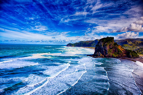 Küstenberg, Wasser, Natur, Meer, Ozean, draußen, Vorgebirge, piha, Küstenlinie, Strand, 1 Marineparade s, Neuseeland, Küste, Wellen, Landschaft, Cliff, blauer Himmel, Surfen, Lionrock, Schönheit in der Natur, Szenen - Natur, Land, Himmel, Rock, solide, wolke - himmel, Rock - Objekt, keine Leute, Bewegung, Sport, Welle, Blau, Wassersport, idyllisch, Horizont über Wasser, Bucht, 5K, CC0, gemeinfrei, lizenzfrei