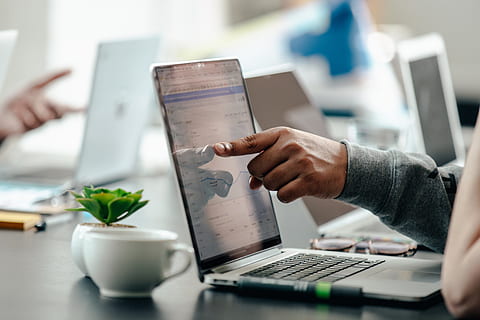 homme, montrer du doigt, photo de l'écran d'ordinateur portable, affaires, Bureau, ordinateur, flatlay, clavier, des réunions, La technologie, entrepreneur, Commencez, présentation, professionnel, travail en équipe, équipe, une personne, partie du corps humain, adulte, Technologie sans fil, la communication, à l'intérieur, table, homme d'affaires, main humaine, main, meubles, portable, Occupation, utilisant un ordinateur portable, mise au point sélective, membre humain, bras humain, 4K, CC0, domaine public, libre de droits