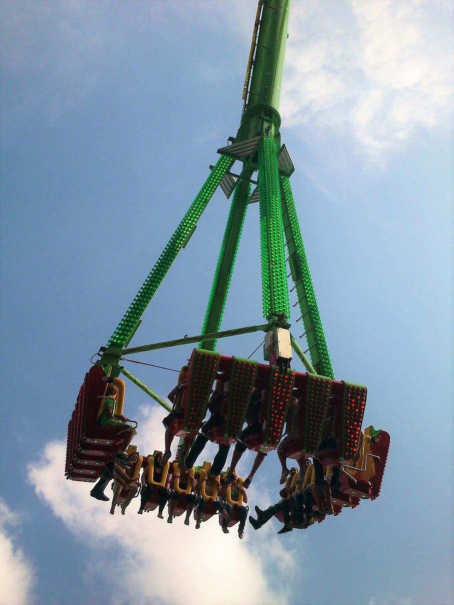 ride, tema, parkere, aktivitet, human, gys, himmel, lav vinkel visning, forlystelsespark, natur, sky - himmel, forlystelsespark tur, kunstkultur og underholdning, dag, ingen mennesker, udendørs, blå, maskineri, metal, høj - høj, fritidsaktivitet, kæde swing ride, tivoli, sjovt, nydelse, grøn farve, spænding, 2K