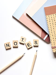 Hinweis, Notizblock, Notizbuch, Papier-, Schreibtisch, Anmerkungen, Schreiben, Büro, Treffen, Stift, Geschäft, Weiß, einfach, minimal, Blog, Bloggen, drinnen, Studioaufnahme, Holz - Material, keine Leute, Text, weißer Hintergrund, Stillleben, Großbuchstabe, Kreativität, Brief, Kommunikation, Alphabet, Bauklotz, große gruppe von gegenständen, ausgeschnitten, westliche Schrift, High Angle View, Nahansicht, 4K, CC0, gemeinfrei, lizenzfrei