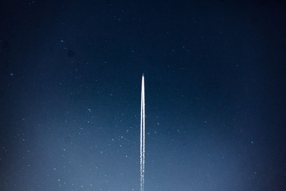 transbordador espacial, llançament, nit, fosc, espai, nau espacial, nit estrellada, estrelles, cel, vista d’angle baix, estrella - espai, pista de vapor, astronomia, núvol - cel, naturalesa, cap gent, exploració espacial, escenics - natura, a l'aire lliure, vehicle aeri, volant, bellesa a la natura, galàxia, blau, infinit, moviment, espai i astronomia, 4K