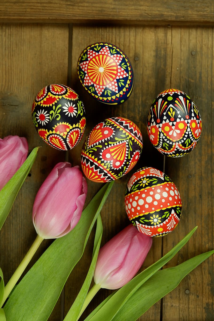ous de Pasqua sorbics, ou de sorra de Pasqua, primavera, decoració de primavera, ous de Pasqua, Pasqua, tecnologia bossi, tècnica de cera, la tècnica del rascat, gravat, colorit, disseny, tendència, ous pintats, ous decorats, diy, osterkarte, salutació de pasqua, salutacions de pasqua, ous blaus, ous de colors, tulipes, primer pla, osterkorb, decoració de pasqua, cap gent, menjar, planta amb flors, flor, menjar i beguda, frescor, planta, a l'interior, multicolor, natura morta, color rosa, art i artesania, material de fusta, patró, vista d’angle alt, grup d'objectes, celebració, ou de Pasqua, 4K