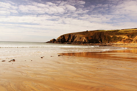 pláž, letní, oceán, útesy, moře, pobřeží, sandscape, písek, nebe, voda, krása v přírodě, mrak - nebe, scenics - příroda, přistát, Skála, klidné scény, klid, horizont, horizont nad vodou, Příroda, rock - objekt, den, nikdo, pevný, idylický, venku, stack rock, 2K, CC0, veřejná doména, bez autorských práv