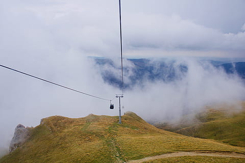 teleferic, alb, nori, cabluri, lumina zilei, mediu inconjurator, ceaţă, cețos, deal, peisaj, Munte, nor - cer, frumusețe în natură, scenice - natura, cablu, cer, nici o persoana, natură, călătorie, zi, transport, conexiune, electricitate, scenă non-urbană, o scenă liniștită, teren, în aer liber, 5K, CC0, domeniu public, fără drepturi de autor
