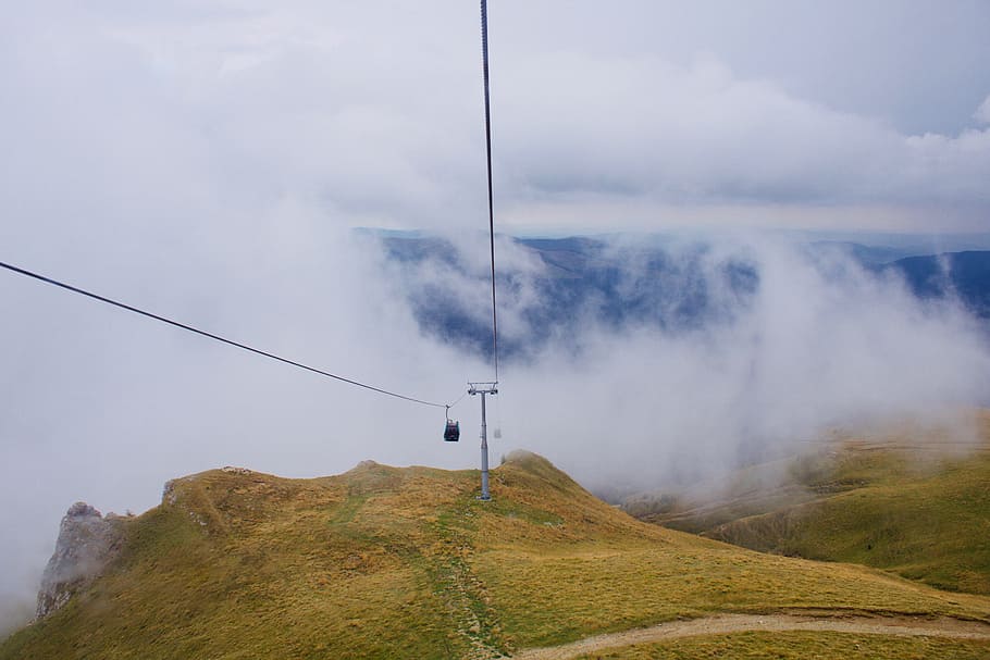 funivia, bianca, nuvole, cavi, luce del giorno, ambiente, nebbia, nebbioso, collina, paesaggio, montagna, nuvola - cielo, bellezza nella natura, scenics - natura, cavo, cielo, nessuno, natura, viaggio, giorno, mezzi di trasporto, connessione, elettricità, scena non urbana, scena tranquilla, terra, all'aperto, 5K