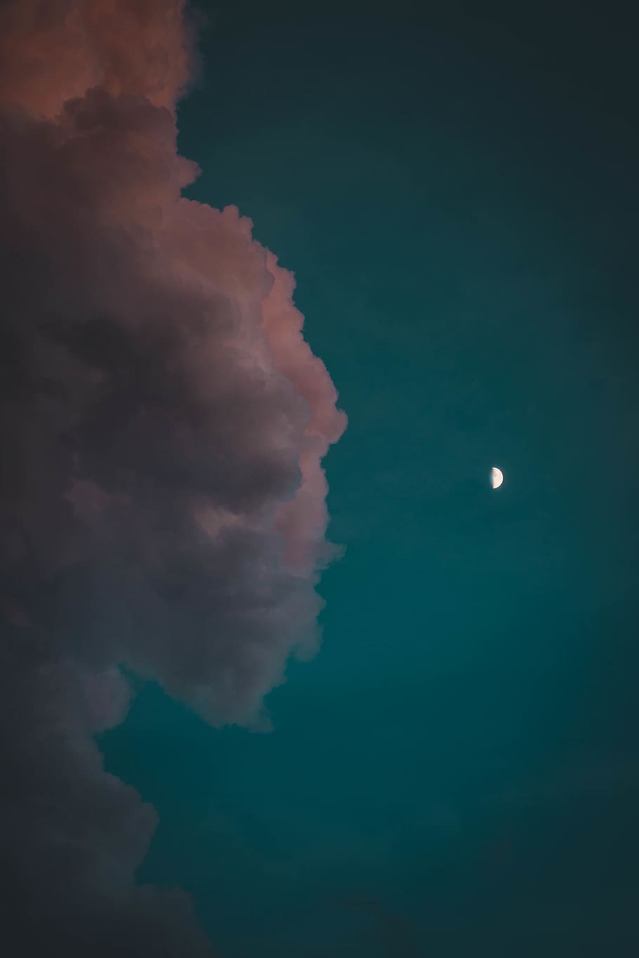 cloud saat malam hari, langit, awan - langit, alam, bulan, keindahan di alam, tidak ada orang, scenics - alam, di luar rumah, ketenangan, malam, senja, lingkungan Hidup, air, adegan yang tenang, polusi, isu yang berkaitan dengan lingkungan, refleksi, eksplorasi, tampilan sudut rendah, bulan planet, 5K