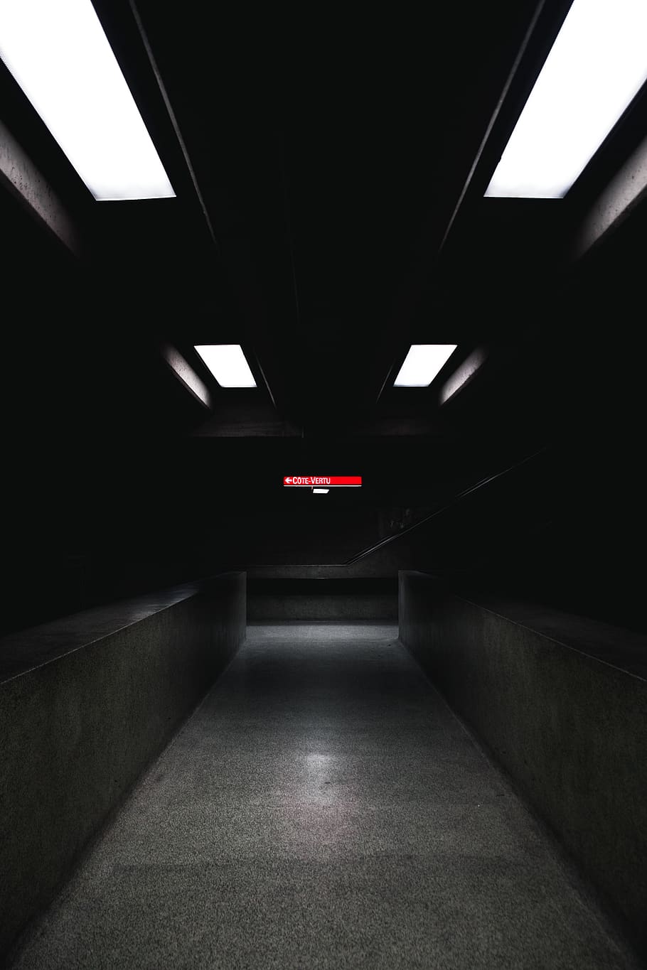 percorso vuoto, architettura, illuminato, direzione, struttura costruita, la strada davanti, vuoto, in casa, attrezzatura per l'illuminazione, nessuno, mezzi di trasporto, soffitto, tunnel, prospettiva decrescente, caratteristica della parete, cartello, costruzione, luce, trasporto pubblico, metropolitana, assenza, buio, pavimentazione, sottopassaggio, lungo, 5K
