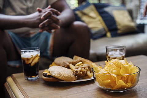 cips, sandviç, tablo, ekmek, burger, cheeseburger, konteyner, kanepe, günlük ürün, lezzetli, yemek, akşam yemegi, içki, yemek yiyor, Fast food, Gıda, bardak, Hamburger, içeriye, abur cubur, tembel, öğle yemeği, adam, patates cipsi, oturma, kanepe masası, natürmort, yiyecek ve içecek, ön plana odaklanmak, serinletme, insan vücudu parçası, sağlıksız beslenme, içki bardağı, insan eli, el, çanak, yemeye hazır, ev Aletleri, midsection, tazelik, 4K, CC0, kamu malı, telif ücretsiz