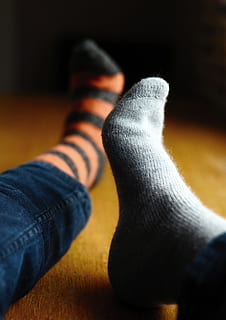 calzini, diverso, bi color, differenza, lana, soffice, modello, piedi, dieci, luce, ombra, parte del corpo umano, parte del corpo, gamba umana, sezione bassa, jeans, in casa, arto, una persona, piede umano, arto umano, abbigliamento casual, adulto, scarpa, rilassamento, calzino, gambe incrociate alla caviglia, legna, avvicinamento, piedi in alto, 5K, CC0, dominio pubblico, privo di copyright