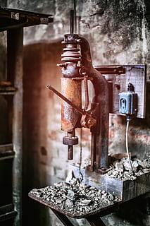 hnědý vrtací lis, kov, uvnitř, nikdo, starý, stroje, průmysl, technologie, zařízení, rezavý, den, strojní část, zaměřit se na popředí, detail, továrna, stálý život, opuštěný, dřevo - materiál, selektivní zaměření, výrobní zařízení, 5K, CC0, veřejná doména, bez autorských práv