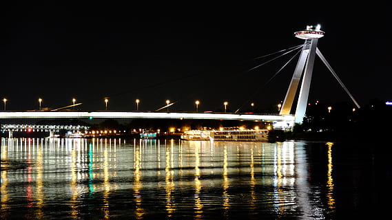 nacht, lichten, brug, rivier-, rivieroever, ufo deck, bratislava, Donau, verlicht, water, reflectie, architectuur, waterkant, vervoer, hemel, ingebouwde structuur, geen mensen, natuur, brug - door de mens gemaakte structuur, verbinding, stad, buitenkant van het gebouw, buitenshuis, reisbestemmingen, 4K, CC0, publiek domein, royaltyvrij