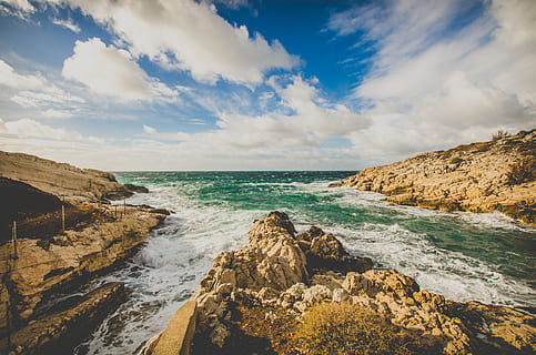 naturskøn, udsigt, ocean, strand, skyer, kyst, miljø, horisont, natur, Oceanshore, Oceanside, klipper, rockyscape, landskab, hav, marinemaleri, kysten, havet, himmel, sten, sommer, surf, vand, bølger, ødemark, sky - himmel, klippe, scenics - natur, skønhed i naturen, rock-objekt, solid, horisont over vand, rolig scene, ro, jord, rock formation, idyllisk, dag, ingen mennesker, udendørs, klippekyst, 4K, CC0, offentligt domæne, royaltyfrie