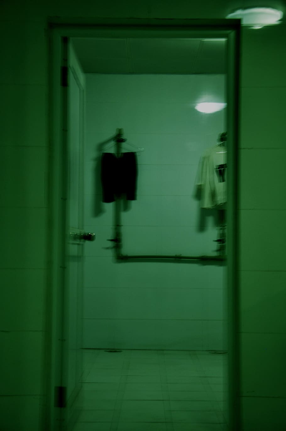 화장실, 흐린 동작, 운동, 채색, 건축물, 실내, 진짜 사람들, 남자, 사람들, 보행, 라이프 스타일, 반사, 성인, 조명, 내장 구조, 여자들, 바닥, 서 있는, 전체 길이, 인식 할 수없는 사람, 유리, 1080P