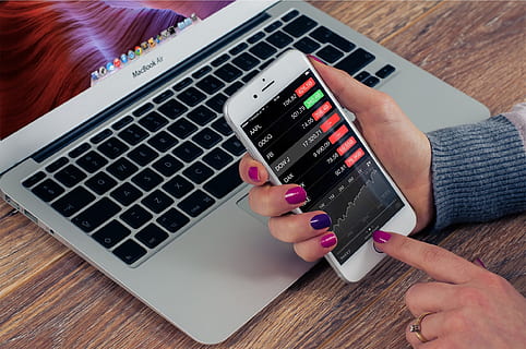 Pomme, iphone, mobile, cellule, les stocks, app, Macbook Air, portable, ordinateur, La technologie, affaires, la finance, bureau, mains, vernis à ongle, les doigts, argent, Technologie sans fil, la communication, lien, main humaine, une personne, clavier, main, partie du corps humain, clavier d'ordinateur, à l'intérieur, table, équipement informatique, vue grand angle, dispositif d'information portable, adulte, l'Internet, doigt, adolescent, 1080P, CC0, domaine public, libre de droits