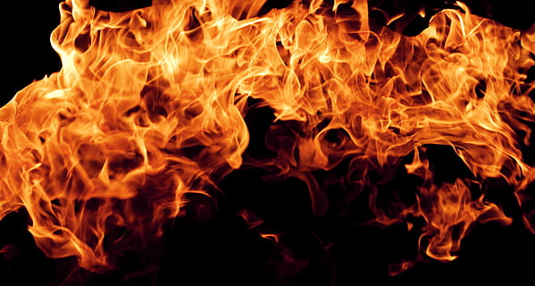 foc, flama, graella, patró, combustible, poder, temperatura, llum, forn, textura, alarma, perill, oci, espurna, vermell, brillar, fireside, calor, llar de foc, cremant, foc - fenomen natural, calor - temperatura, groc, fons negre, color taronja, comunicació, signe, infern, naturalesa, senyal d'advertència, cap gent, moviment, primer pla, tallar, brillant, bola de foc, foguera, 4K, CC0, domini públic, lliure de regalies