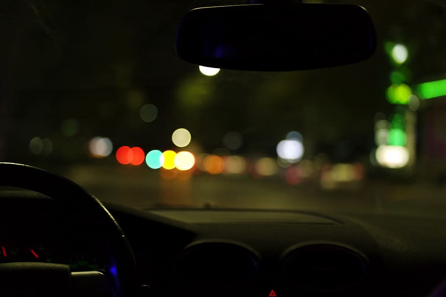 bokeh llums, borrós, borrosa, cotxe, ciutat, fosc, panell, conduir, llums, nit, passeig, carretera, carrer, trànsit, transport, urbà, vehicle, manera de transport, automòbil, vehicle terrestre, interior del vehicle, interior del cotxe, vidre - material, retrovisor, parabrisa, transparent, volant, cap gent, a l'interior, viatjar, panell de control, il·luminat, centrar-se en primer pla, punt de vista del cotxe, 1080P