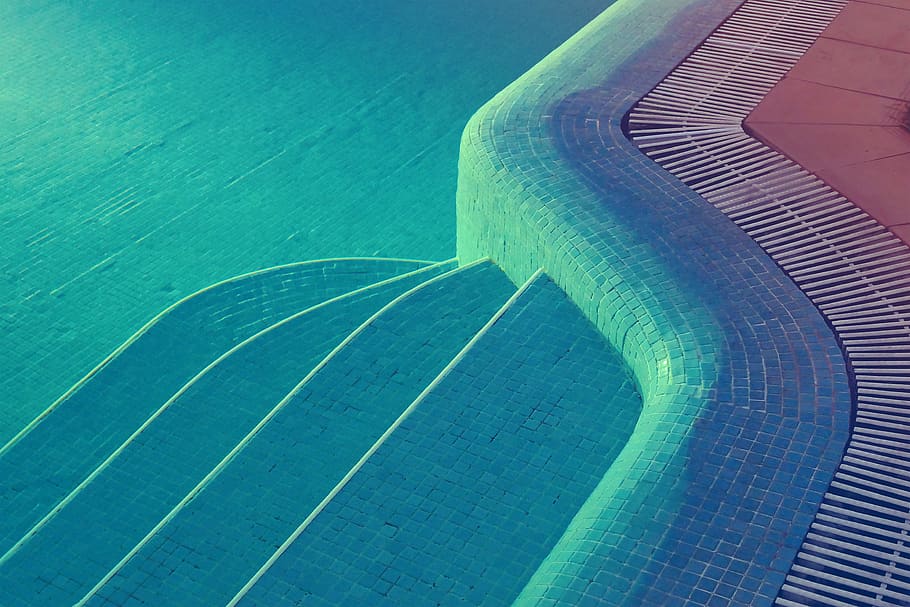 Schwimmbad, Fliesen, Nacht-, Tag, keine Leute, Wasser, Blau, die Architektur, Natur, gebaute Struktur, Muster, High Angle View, draußen, Gebäudehülle, Meer, Sonnenlicht, türkisfarben, am Pool, Himmel, grüne Farbe, 4K
