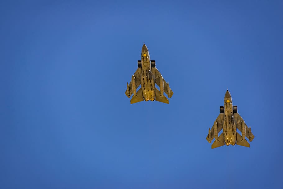 to, grå, fighter jetfly, blå, himmel, skyfri himmel, kopiere plads, ingen mennesker, natur, religion, tro, spiritualitet, sted for tilbedelse, lav vinkel visning, dag, hængende, historie, tårn, fortiden, udendørs, arkitektur, udsmykkede, 5K
