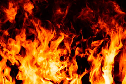 foc, foguera, flama, incendi forestal, naturalesa, a l'aire lliure, muntanya, textura, erupció, volcà, lava, gallina, gallines, ocell, animal, pollastre, aus de corral, vida salvatge, lleó, mamífer, cremant, foc - fenomen natural, calor - temperatura, vermell, infern, groc, signe, color taronja, resum, cap gent, comunicació, tallar, senyal d'advertència, brillant, explosió, fons, encendre, primer pla, espurnes, fons negre, lluminós, 5K, CC0, domini públic, lliure de regalies