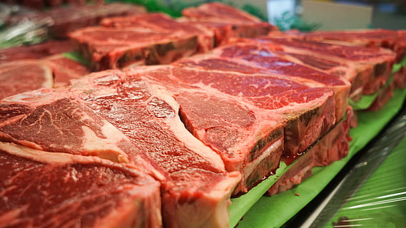 vită, os în formă de T, măcelar, mancare si bautura, alimente, carne rosie, carne, a închide, prospeţime, în interior, mancare cruda, friptură, natură moartă, nici o persoana, selectiv, roșu, să se concentreze asupra primelor elemente, felie, cu amănuntul, preparare, bunăstare, mâncări nesănătoase, 5K, CC0, domeniu public, fără drepturi de autor