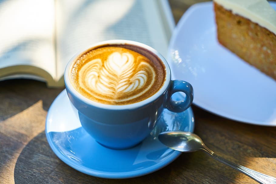 krus, kaffe latte, baggrund, drik, blå, pause, Brun, koffein, kage, cappuccino, tæt på, kaffe, kaffekop, kop, kop kaffe, lækker, detalje, drikke, spise, skum, mad, sund livsstil, hed, latte, latte kunst, makro, mokka, ingen, ernæring, underkop, ske, træ, kaffe - drikke, mad og drikke, forfriskning, køkkenredskaber, spise redskaber, porcelæn, skummende drikke, bord, stilleben, varm drikke, skum kunst, ingen mennesker, morgenmad, kaffebar, 5K