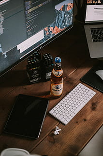 Electronică, hardware-, calculator, tastatură, tastatura, hardware-ul computerului, mobila, PC, birou, băutură, masa, alcool, bere, laptop, sticla, afişa, Monitor, ecran, ecran LCD, comunicare, tehnologie, în interior, recipient, nici o persoana, lemn - material, tehnologia fără fir, vedere în unghi mare, natură moartă, publicare, conexiune, carte, mancare si bautura, Afaceri, 5K, CC0, domeniu public, fără drepturi de autor