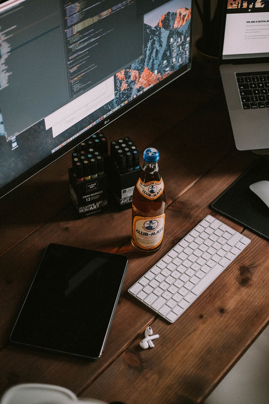 elektronika, sprzęt komputerowy, komputer, klawiatura, klawiatura komputerowa, meble, pc, biurko, drink, stół, alkohol, napój, piwo, laptop, butelka, pokaz, monitor, ekran, wyświetlacz LCD, porozumiewanie się, technologia, wewnątrz, pojemnik, żadnych ludzi, drewno - materiał, technologia bezprzewodowa, wysoki kąt widzenia, martwa natura, publikacja, połączenie, książka, jedzenie i picie, biznes, 5K