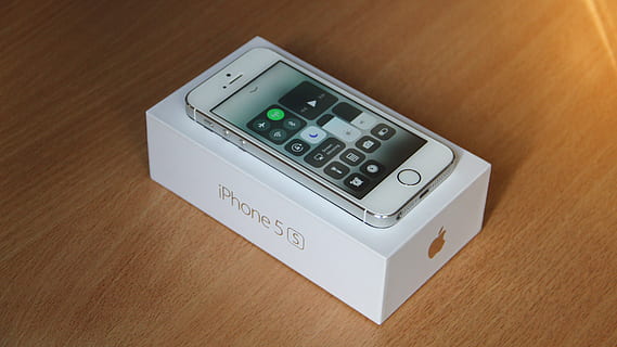 æble, tech, hitech, apparat, iphone, ios, ios11, minimalistisk, teknologi, nummer, indendørs, bord, ingen mennesker, tæt på, meddelelse, høj vinkel visning, træ - materiale, enkelt objekt, træ, møbel, lommeregner, nøjagtighed, stilleben, forbindelse, trådløs teknologi, udstyr, skrivebord, kontrollere, trækorn, elektrisk udstyr, 5K, CC0, offentligt domæne, royaltyfrie