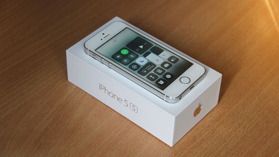 æble, tech, hitech, apparat, iphone, ios, ios11, minimalistisk, teknologi, nummer, indendørs, bord, ingen mennesker, tæt på, meddelelse, høj vinkel visning, træ - materiale, enkelt objekt, træ, møbel, lommeregner, nøjagtighed, stilleben, forbindelse, trådløs teknologi, udstyr, skrivebord, kontrollere, trækorn, elektrisk udstyr, 5K