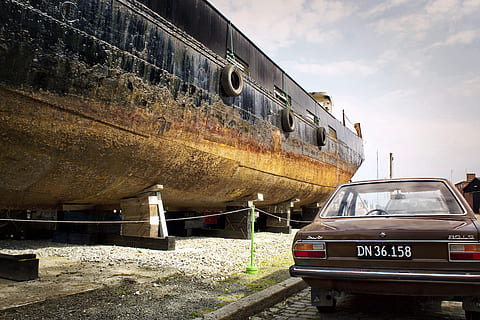 Danmark, hamn, rost, docka, audi, bil, båt, transportsätt, transport, himmel, landfordon, dag, natur, övergiven, nautiska fartyget, skadad, gammal, fartyg, föråldrad, inget folk, motorfordon, Spring ner, rostig, moln - himmel, historia, nedgång, arkitektur, försämring, 5K, CC0, offentligt domän, royaltyfria