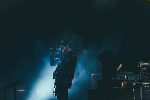ludzie, mężczyzna, chłopak, skała, koncert, piosenka, dźwięk, reflektor, etap, elektryczny, gitara, pokazać, wydajność, muzyka, kultura i rozrywka artystyczna, muzyk, przyjemność, przestrzeń sceniczna, artysta, życie nocne, zdarzenie, dym - struktura fizyczna, noc, umiejętność, śpiewanie, zawód, instrument muzyczny, oświetlony, koncert muzyki popularnej, prawdziwi ludzie, festiwal, Festiwal Muzyczny, muzyka rockowa, światło, swiatlo sceny, 2K, CC0, domena publiczna, darmowe zdjęcia