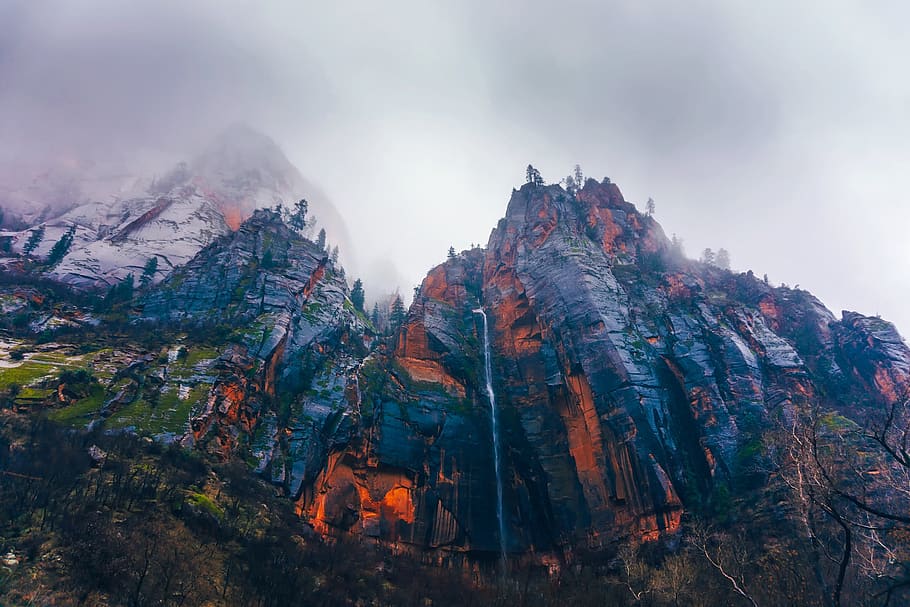 montagna marrone, avventura, scogliere, scalata, nuvole, alba, luce del giorno, nebbioso, alto, escursione, collina, paesaggio, colpo basso angolo, nebbia, montagna, picco di montagna, natura, rocce, panoramico, cascate, cielo, roccia, formazione rocciosa, roccia - oggetto, bellezza nella natura, scenics - natura, solido, scena non urbana, scena tranquilla, ambiente, terra, catena montuosa, nessuno, la tranquillità, geografia fisica, nuvola - cielo, all'aperto, formazione, eroso, 1080P
