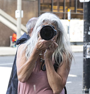 Kanada, Hamilton, eine Person, Fotografie-Themen, Kamera - Fotoausrüstung, halten, Aktivität, Fotografieren, Fokus auf den Vordergrund, echte Menschen, Freizeitbeschäftigung, Porträt, Technologie, Fotograf, durch ein Objekt schauen, Erwachsene, Frau, Tag, Fotoausrüstung, Lebensstile, Kopfschuss, Digitalkamera, Frisur, verdecktes Gesicht, warme Kleidung, 2K, CC0, gemeinfrei, lizenzfrei