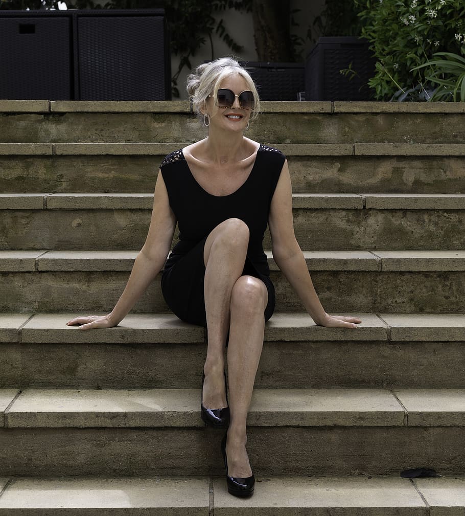 model, més de 50 anys, assegut, longitud completa, persones reals, vista frontal, una persona, estils de vida, escala, adult jove, dones joves, dones, moda, adult, activitat d'oci, arquitectura, retrat, passos i escales, bellesa, mirant, dona guapa, contemplació, 4K